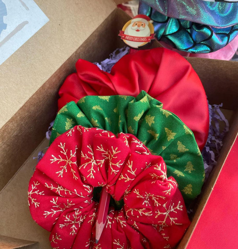 Localize Me-Christmas Scrunchies Set