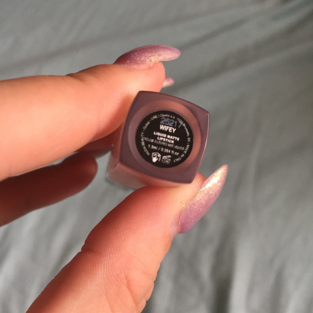 Huda Beauty-Liquid Matte Lipstick "Wifey"