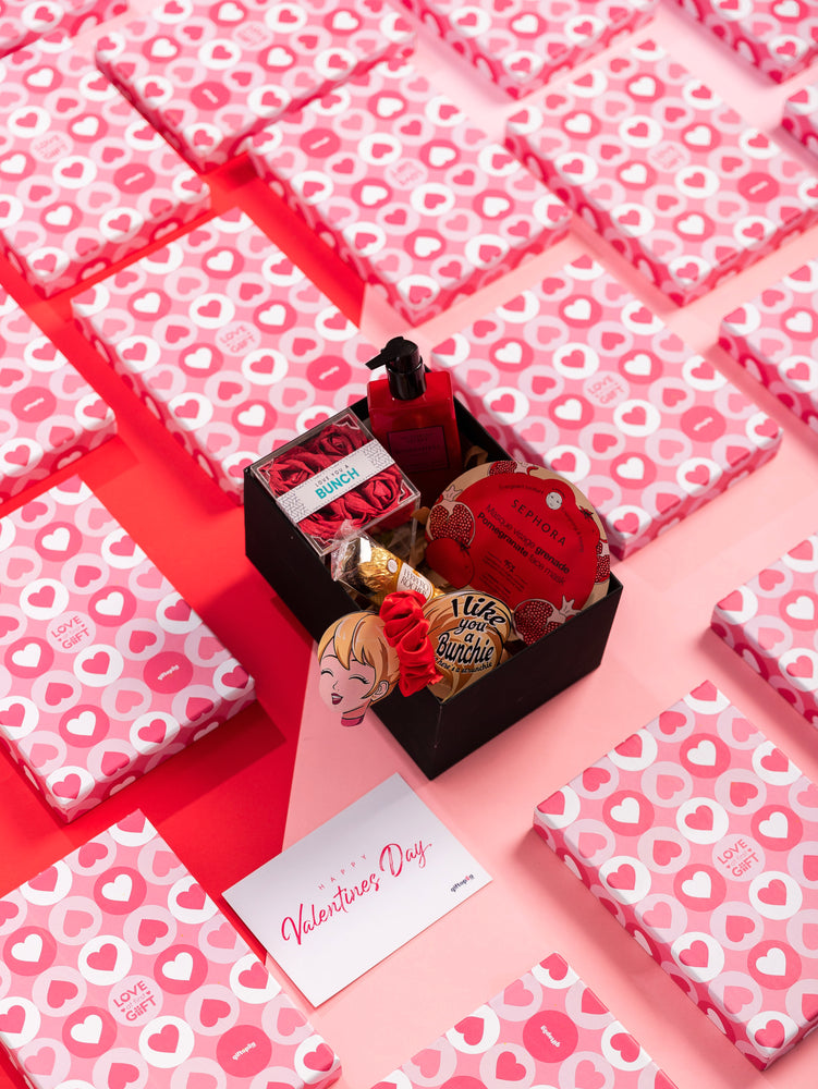 
                  
                    Ready Made Gifts-Glamorous Pamper Box
                  
                